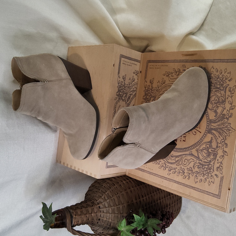Kenneth cole Reaction shoes shoe booties cream suede 9.5
